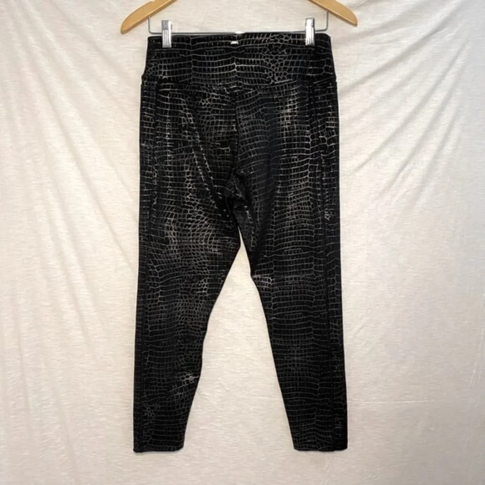 Pink Active Victoria's Secret Black Crocodile‎ Print Leggings Size Large